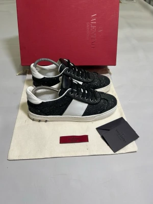 Valentino Flycrew Skor - Säljer ett Par Valentino Flycrews i Fint skick Skick: 9,2/10🧮  Inkluderat: Box,Dustbag,Ettiketer ingår!♦️  Pris: 2399kr ej hugget i sten🎗️  Storlek: 36 ♣️  Snabbaffär = priset sänks-SERIÖSA BUD 