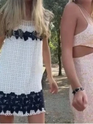 Spets klänning med detaljer från Zara  - Suuuper snygg klänning med spets och detaljer från Zara i storlek S, aldrig använd därav i nyskick ☺️ tryck gärna på köp nu 