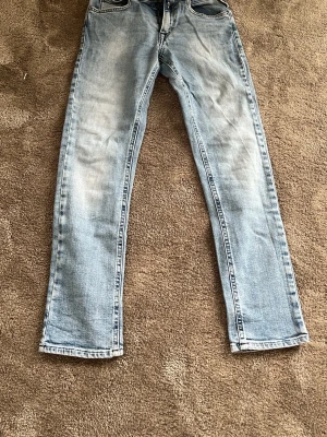 Ljusblå  raka jeans från Replay (wallys) - Snygga ljusblå jeans från Replay med raka ben och klassisk femficksmodell. Jeansen  är tillverkade i bomull med en skön denimkänsla. Perfekta för en avslappnad och trendig look. För barn.