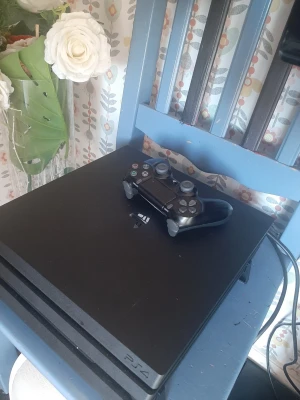 PlayStation 4 Pro  Tb1 med handkontroll  organisation  - Säljer en svart PlayStation 4 Pro från  organisation med en matchande svart DualShock 4-handkontroll. Konsolen är tillverkad i matt plast och har klassisk PS4-design. Medföljer gör strömkabel, HDMI-kabel Helt ny!