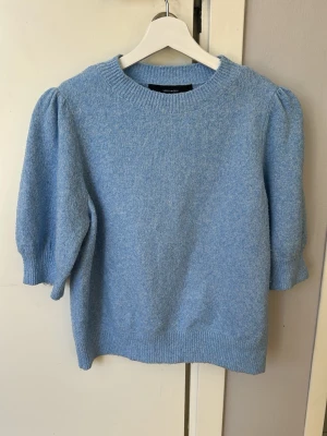 Ljusblå stickad tröja Vero Moda - Säljer en ljusblå stickad tröja från Vero Moda med puffärmar och ribbade muddar💕💕 Tröjan har rund halsringning och är gjord i ett mjukt material som känns skönt mot huden💕💕I mycket gott skick💕💕Jag säljer den för 60 kr💕💕💕Hör av er vid intresse 💕💕