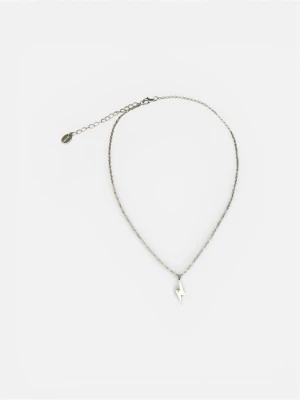 Silverhalsband med blixtberlock - Snyggt halsband i silverfärg med en tunn kedja och en cool blixtformad berlock. Justerbar längd med förlängningskedja och liten rund detalj vid låset. Perfekt för dig som gillar minimalistisk och trendig stil.