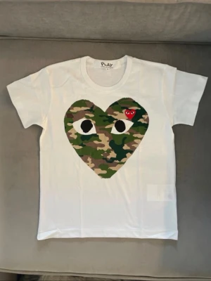Vit Comme des Garçons Play t-shirt - Schysst Tisha, väldigt bra skick, hör av er vid frågor eller funderingar, sitter TTS