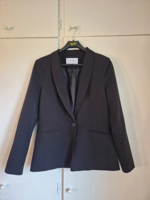 Svart kavaj - Jättefin kavaj, endast använd 1 gång❣️