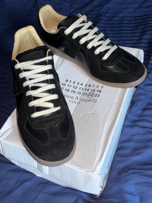 Maison Margiela Gats - Maison Margiela gats. Storlek 44. Oanvända. Billiga för en anledning..