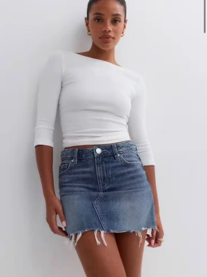 Blue crush denim skirt - Trendig blå jeanskjol i kort modell med rå, fransad nederkant och klassiska fickor både fram och bak. Helt ny, oanvänd med lappen kvar🤎