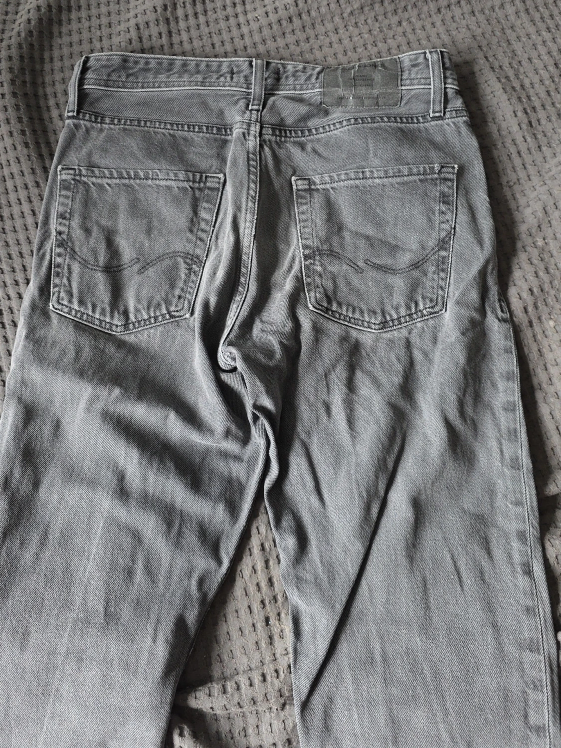 Grå raka jeans från jack and jones - 2