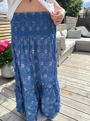 Unik långkjol  - Säljer denna långkjol ifrån Zara med jättecoolt mönster!  Den passar allt från xs-m då de är en stretchig midja! Inser att bilderna råkats tas me kjolen ut och in så om fler bilder önskas så skriv!