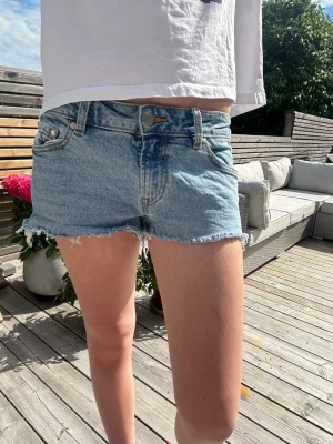 Ljusblå lågmidjade jeansshorts - Säljer dessa ljusblå lågmidjade jeansshorts från STAY!  Inte hunnit stryka shortsen sen de tvättats så därav ”kanten”, men stryker innan jag postar💕💕