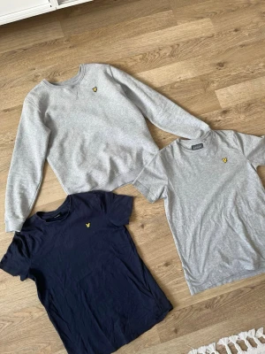 Sweatshirt och t-shirts Lyle & Scott - Snygg grå tröja och två t-shirts. Lyle & Scott. Perfekt till jeans eller shorts för en enkel och stilren look. 14/15 år. 250kr för alla. 