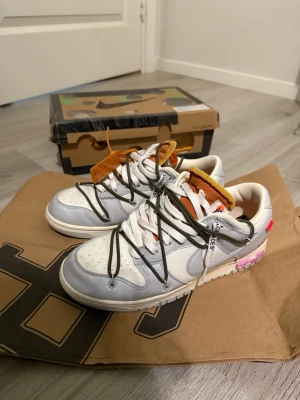 Nike Dunk Low Off-White grå/vit - Säljer ett par originella Nike dunk x Off-white dojjor, köpta på secondPlace Malmö Triangeln. AUTENTISKA!!