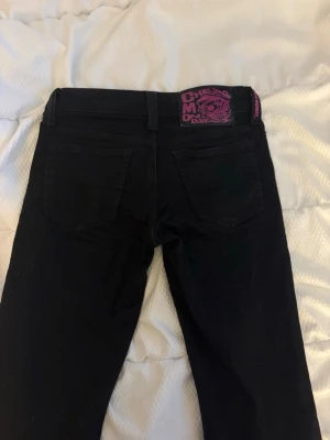 Svarta cheepmonday  jeans  - Säljer ett par svarta bootcut jeans från weekday , säljer då dem är för små för mig! 24/30