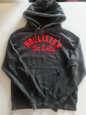 Hollister California surf hoodie (eftertraktad) - Riktigt snygg och eftertraktad Hollister California hoodie. fint skick inga fel storlek M kan kan ta mått vid behov. Endast 398kr ej hugget i sten kom gärna med frågor och prisförslag har även mycket mer liknande i min profil alla storlekar kolla gärna stor rabatt vid köp av flera 😁✌️