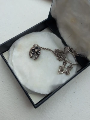 Kattkranium halsband äkta silver - Obs!! Kedjan ingår inte. Kattkranium i äkta silver, se 925 stämpel, köpt på marknad av en tjej som själv svetsat ihop. Lute suddiga bilder på när det sitter på men det ger endå en bild av storleken. Använd fåtal gånger. Kan mötas i skåne, kolla in mina andra grejer för paketpris