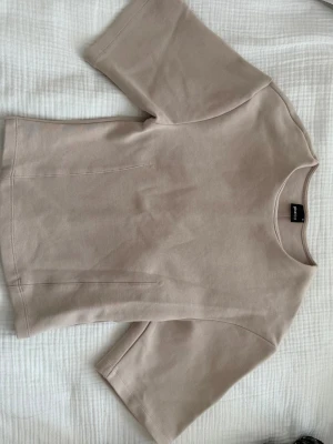 Beige tröja  - Storlek S från Gina Tricot. Aldrig använd. Figurnära 
