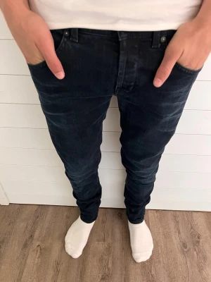 Dondup jeans herr  - Hej! Säljer ett par dondup ritche! Storlek 32, skick 9/10, med ett par rikigt feta feta slitningar