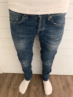 Dondup George herr jeans  - Hej! Säljer ett par dondup George! Storlek 32, skick 9/10, med ett par rikigt feta feta slitningar