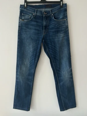 Tiger of Sweden jeans  - Tjena, säljer ett par schyssta tiger of sweden jeans i modellen Sharp, strl W30/L32 Jeansen är i färgen blå och är i ett bra skick hör gärna av dig om du har några frågor🤗16
