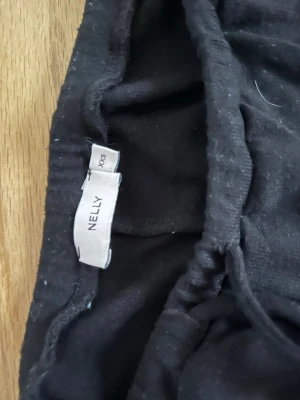 Chill pants från Nelly XXS - Säljer chill pants från Nelly i storlek XXS. De är uppsydda och passar mig som är 166cm lång. Använda fåtal gånger 