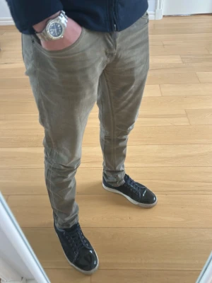 Dondup Jeans  - Tjena, säljer ett par schyssta dondup jeans i modellen george, och i strl 31 , färg är en blandning mellan grå/grön  jeansen är i ett mycket bra skick hör gärna av dig om du har några frågor🤗11