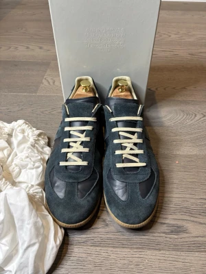 Maison margiela skor - Säljer ett par Maison margiela gats skor i storleken 44. Mockan är fortfarande mjuk och i mycket bra skick. Skorna är köpta för 4 tusen av förra ägaren (se sista bilden) samt med ett äktehets certifikat (näst sista bild). Sko låda samt dustbags följer med.   Skulle du ha några frågor är det bara och skriva🤗🤗