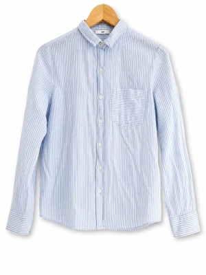 Blårandig skjorta  - Klassisk blårandig skjorta med tunna blå ränder. Skjortan har lång ärm, bröstficka och knappar framtill. Perfekt för en clean och stilren look. Tillverkad i bomull för en skön känsla.