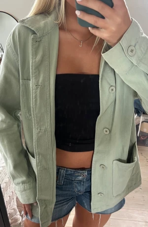 Grön Zara Jacka - Lätt jacka från zara i toppen skick!