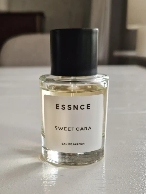 ESSNCE Sweet Cara Eau de Parfum - Ca 80-90 % kvar ESSNCE Sweet Cara  🥥🌺🌰🍦        Toppnoter Pion Svarta vinbär Kokosgrädde Mandel Pistage  Hjärtnoter Jasmin Orkidé Karamell  Basnoter Sandelträ Vanilj Mysk