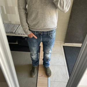 Lee jeans - Snygga lee jeans. Modell 101 rider. Perfekt nu till sköna sommarkvällar. Skruv vid funderingar💬