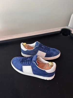 Valentino Garavani Flycrew Navy Blue (Stl 43) - Säljer nu ett par sjukt feta Valentino Garavani Flycrew i en unik Navy Blue Mocka som sticker ut enormt mycket nu inför sommaren. Skicket är extremt bra, nästintill nyskick som ni ser på bilderna. Alla nitar är helt intakta och mockan är i superfint skick! Storleken är 43 men passar även 42 och 44. Nypriset ligger runt 7500kr. Har ni några funderingar är det bara att höra av sig, priset kan diskuteras vid snabb affär! 😁🤝 