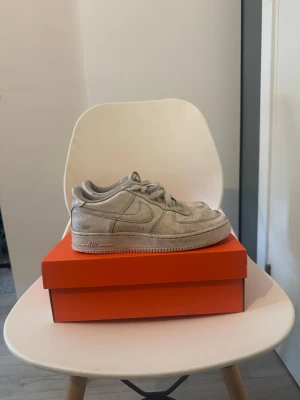 vita Nike Air Force 1 sneakers. 👟  - Säljer ett par klassiska Nike Air Force 1 sneakers. Säljer dom föratt dom är alldeles för små för mig. Dom har varit med om mycket derför jag säljer för billig peng. Det är ganska mycket smuts lite går bort några inte. Hör av er vid frågor om skorna eller pris👍🤗