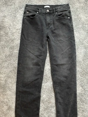 Svarta raka jeans - Säljer ett par svarta jeans från Cubus.