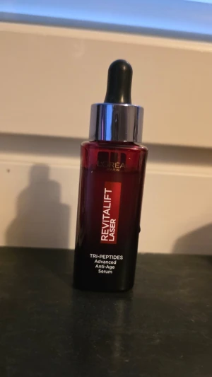 L'Oréal Revitalift Laser serum - Revitalift Laser Advanced Anti-Age Serum från L'Oréal med tri-peptider. . Perfekt för dig som vill boosta hudvårdsrutinen med ett effektivt serum. Pris kan diskutera 