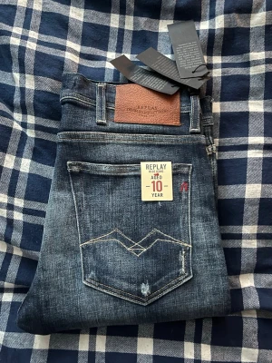 Replay jeans  - Helt nya! Replay Jondrill jeans och snyggt konstrastmönster. Midja 37cm, längd 105cm. JAG SKICKAR EJ FLER BILDER NÄR JAG BÄR JEANSEN! för bättre inblick i passformen rekommenderar jag att googla på modellnamnet. För storleksguide kolla måtten noggrant då jeansen alltid kan vara uppsydda heller krympta och jag ej tar emot returer :) 