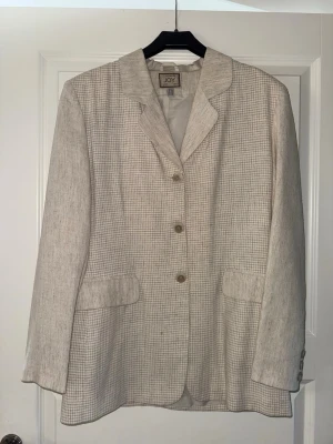 Beige Kavaj - Beige kavaj i helt okej skick, har en fläck, som jag försökt ta bort, men kan säkert gå bort om man använder ett aktiv ämne som är mer anpassat för kläder. Storlek 42, men använt den som oversized (36) 