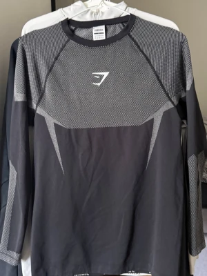 Onyx V5 Long Sleeve  - Onyx V5 Long Sleeve i färgen grå som jag säljer. Storleken på tröjan är L och den är så sjukt skön att ha på sig. Säljer då ja aldrig använt den och den bara hänger i garderoben. Aldrig använd. Säljer VÄLDIGT BILLIGT