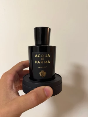 Acqua di Parma Quercia parfym 100ml - Säljer min Acqua di Parma Quercia som är helt sjukt god. 90 ml kvar, verkligen super stark parfym. 