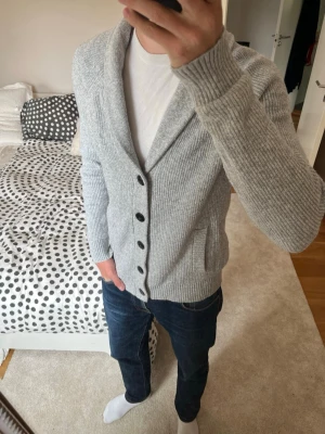 Ljusgrå cardigan från Hollister  - Säljer en sjukt fet stickad cardigan från Hollister gjord i ett väldigt skönt material. Cardiganen är i ett väldigt fint skick utan defekter! ✌🏼——————————————————————————                                                                      📐| Storlek: S                                                           👖| Märke: Hollister                                                🔎| Skick: Mycket Fint!                                                     ✍🏻| Skriv om du har några frågor