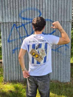 Vit Riviera Sociale t-shirt med tryck - Säljer en vit t-shirt från Riviera Sociale med stort grafiskt tryck på ryggen. Riktig snygg, 100% ekologisk bomull, aldrig använt. Är xs passar även S
