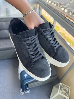 Svarta sneakers från Selected Homme - Säljer ett par svarta skor från selected homme🔥Nypris: 1199kr. Mitt pris: 499kr✅ Storlek: 43 och är väldigt true to size✅ 