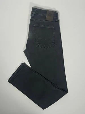 Replay anbass jeans hyperflex - Säljer ett par riktigt snygga och trendiga Replay anbass jeans i fint skick, storlek 31/34, vid frågor är det bara att skriva //Gramenti
