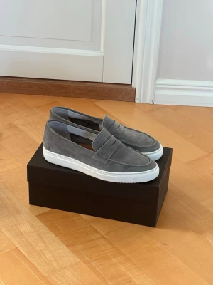 Doucal loaferskor 45 herr - Superfina snygga eleganta och eftertraktade grå mocka Doucal loafers skor i storlek 45. Nypris på ca 5 tusen och inga hål eller fläckar i princip helt nya! Sjukt snygga och väldigt unika (loafers med skosula perfekt för alla tillfällen). Otroliga skor av högsta kvalité och väldigt sköna perfekta nu till sommaren!