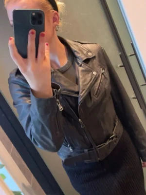 Svart biker skinnjacka med bälte - Säljer min jättefina skinnjacka i storlek S då den tyvärr aldrig kommit till användning, nypris: 1200 kr 