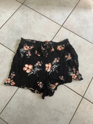 Blommiga shorts  - Blommiga shorts från hm, storlek 34💗