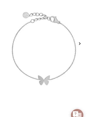 Silverfärgat armband med fjäril - Snyggt och stilrent armband i silverfärg med en tunn kedja och en liten fjärilsberlock i mitten. Perfekt för dig som gillar minimalistiska smycken med en söt detalj. Justerbar längd med karbinlås och liten rund bricka vid låset.