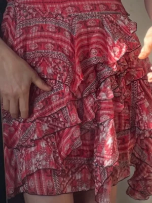 Isabel marant röd volang klänning - Säljer en fantastisk mönstrad klänning från Isabel Marant i 100% silke.  En otroligt mångsidig till fest och bröllop som till vardags, retur accepteras inte,kan skicka mått om så önskas.  Storlek fransk 38 men kan även passa en 36 ( säljer enligt storlek info 38)  • Skick: Nyskick, endast använd vid ett tillfälle (utan prislapp). • Material: 100% Silke. • Nypris: ca 900€ (ca 10 300 kr).  Information om axelband: Det smala axelbandet är enkelt insytt för att kortas ner, kan sprättas 