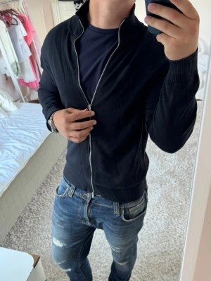 Massimo Dutti fullzip - Massimo Dutti | skick 9/10 | Storlek S | Pris - 399kr | Modellen är ca 179cm lång | Hör av dig vid minsta fråga eller fundering!!