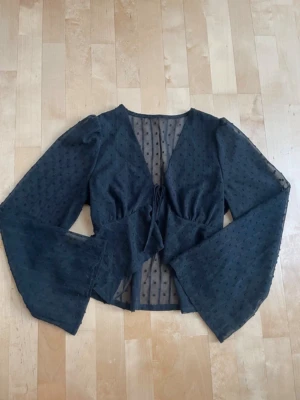 Svart knyt-blus  - Svart knyt-blus med något utsvängda ärmar, passar XS/S. Mer svart i verkligheten. Nästintill oanvänd, inga defekter 🌸