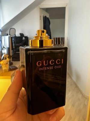 Gucci intense oud 89/90ml - Gucci Intense Oud är en varm höst- och vinterdoft för både män och kvinnor. Doften karaktäriseras främst av oud, en unik träart som även kallas agarträ. Andra träackord, frankincense, bärnsten, läder och olibanum fulländar den förföriska, rökiga doften. OBS! Original förpackning saknas!
