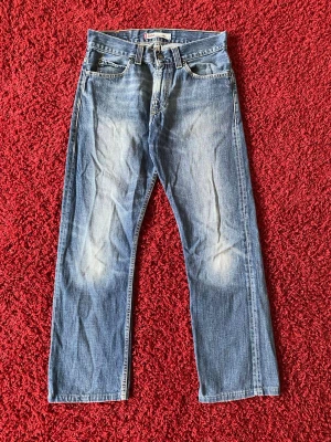 Levi’s 506 straight faded jeans - Levis 506 jeans i storlek W31/L32. De ser ut att vara uppsydda. Jag på bilden är 180 cm. Mått: ytterbenslängd - 101 cm, midjemått - 41 cm, benöppning - 22 cm. Skriv för fler bilder och frågor!